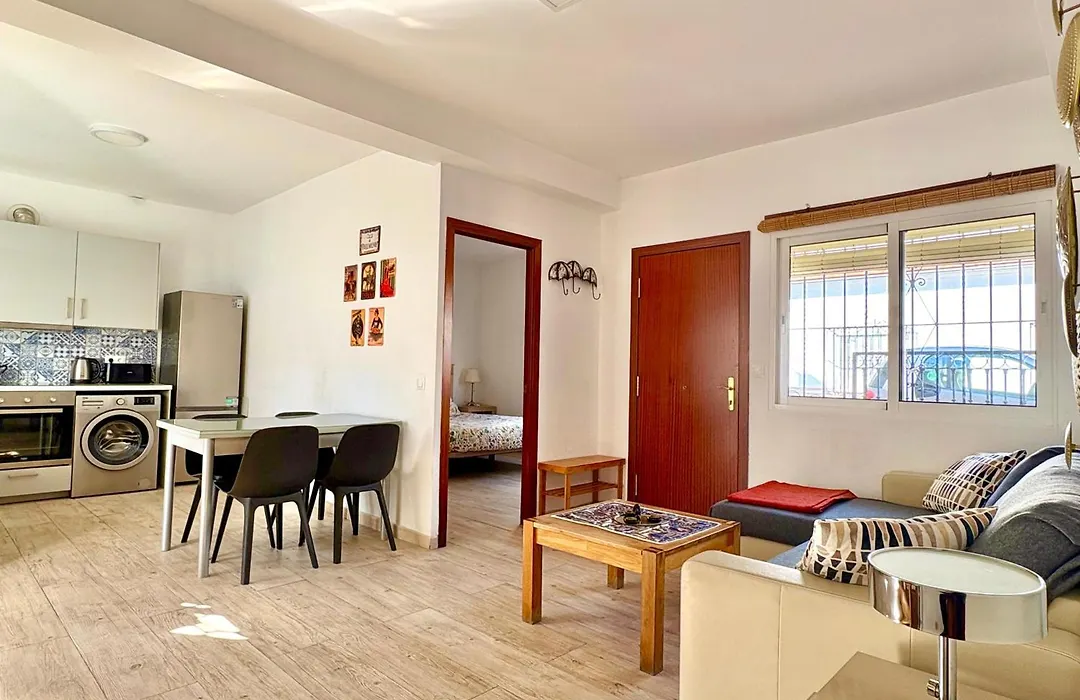 Quiet 3-Bedroom House Near Town Hall & Centre-1