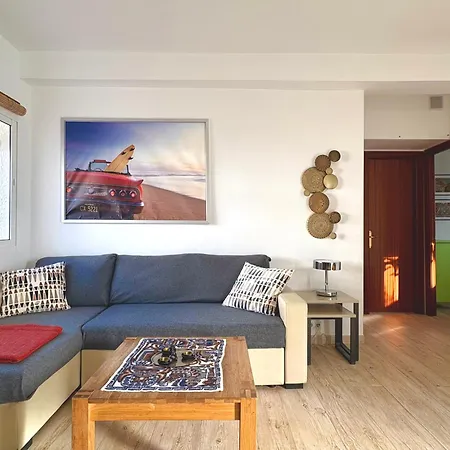 Quiet 3-Bedroom House Near Town Hall & Centre-2
